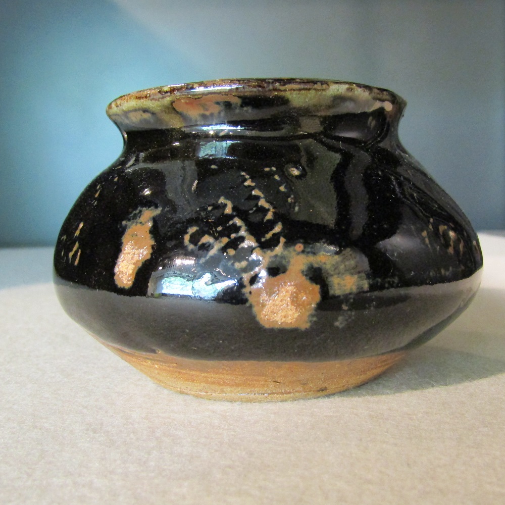 「鉄釉砂糖壺」バーナード・リーチ　展示風景1